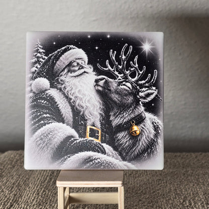 Deko-Fliese Weihnachtsmann und Rentier aus Keramik, aufgestellt als Weihnachtsdeko