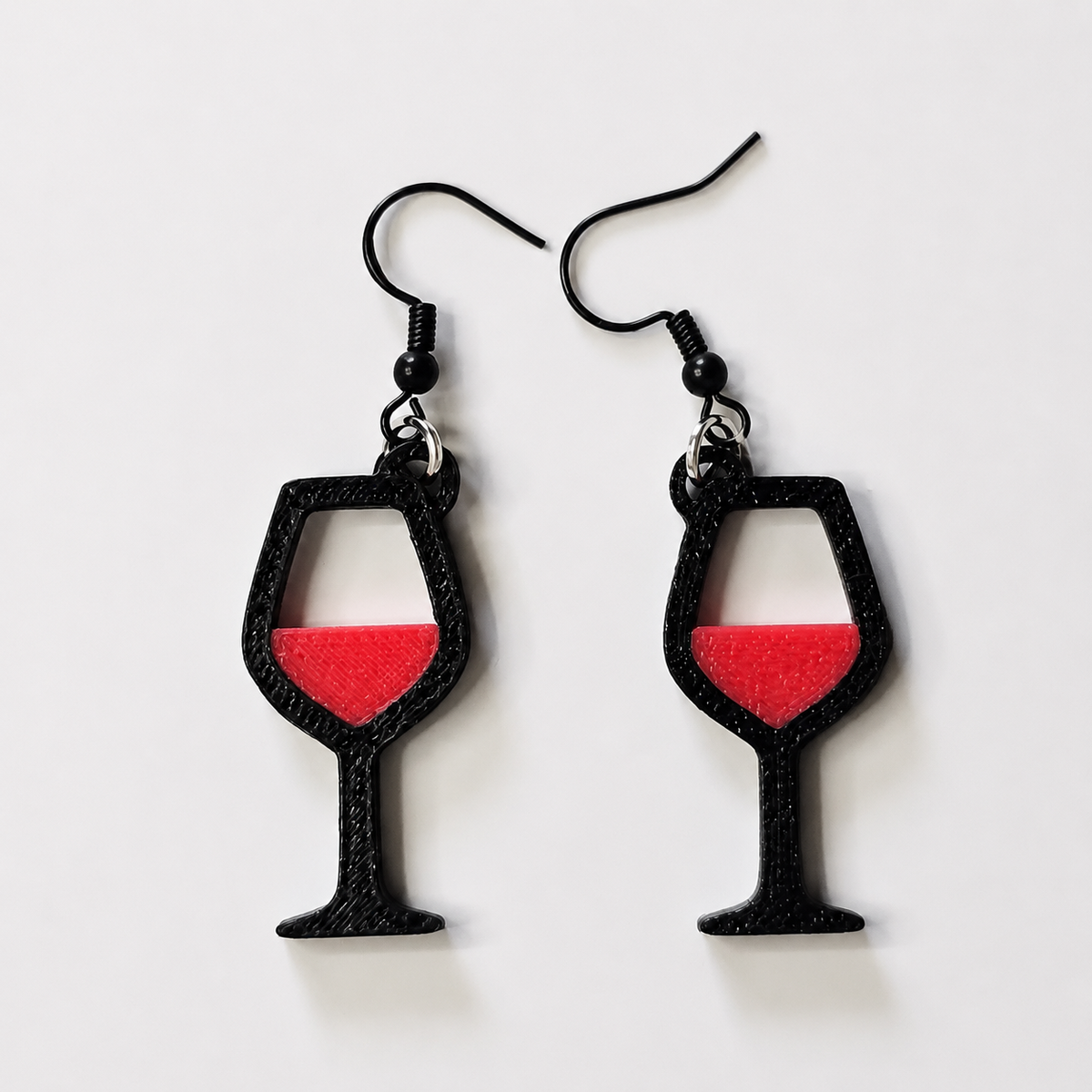 Rotwein Ohrringe aus PLA – Weinglas-Anhänger für Weinliebhaber, Schwarz/Rot